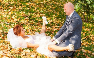 Illustration for article titled Russians Have The Bizarre Wedding Photo Game On Lock